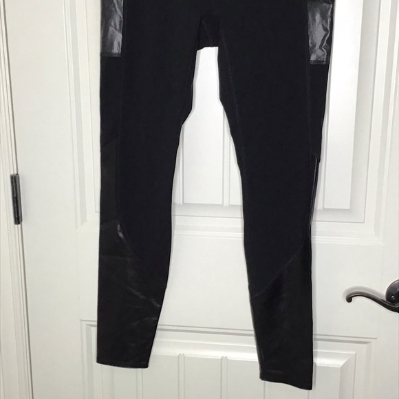 Spanx Every Wear Gloss Pocket Leggings in Black Size Small. - Picture 4 of 12